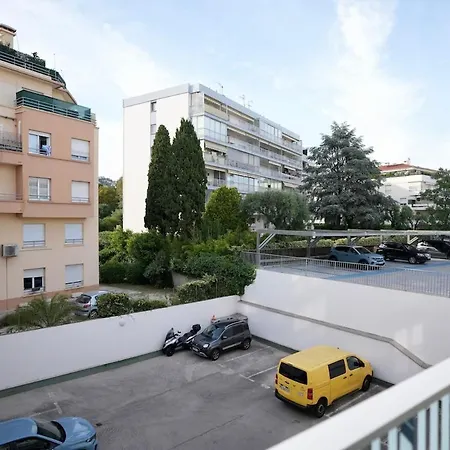 Neuf Avec Balcon, A 100 M De La
