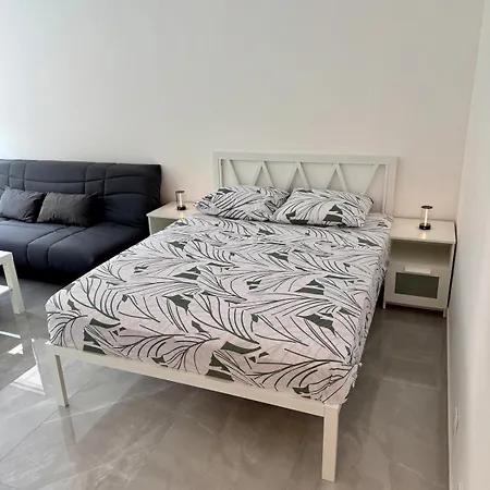 Apartment Neuf Avec Balcon, A 100 M De La *