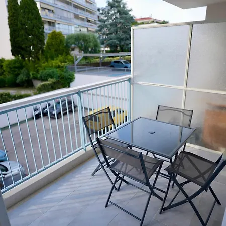 Apartment Neuf Avec Balcon, A 100 M De La *